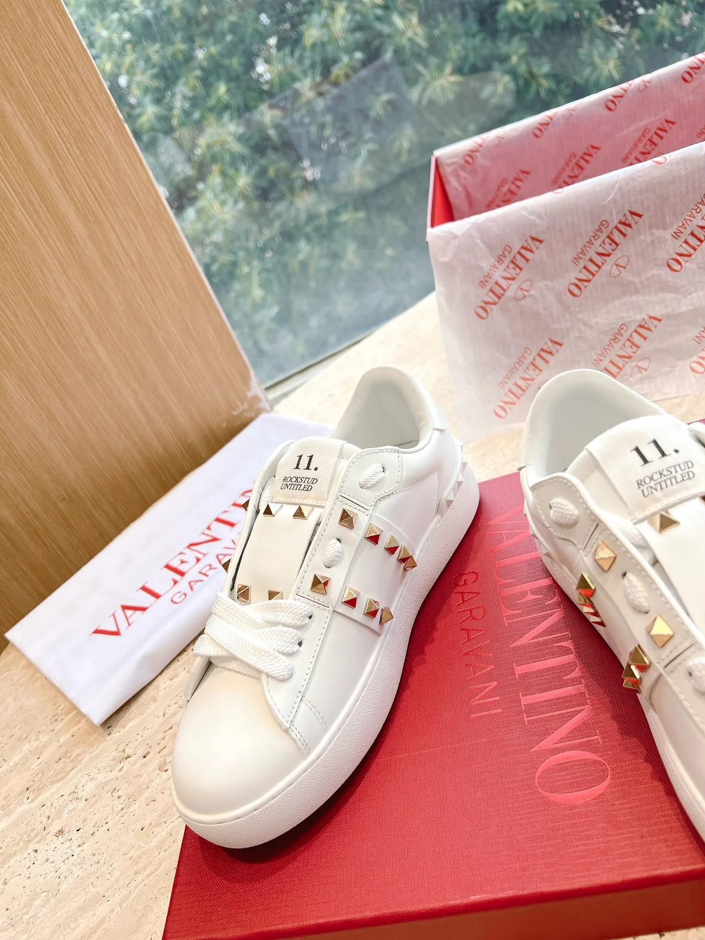 👟👟Ex-factory price P480👟👟 VALENTINO Ms. O👟👟Ex-factory price PEN DISCO calfskin sneakers accessories, logo, leather materials all exclusive original mold customization! It has super perfect details and a high-end feel. There is only one feeling when you get it. It’s worth it! Very high-end and slimming white shoes! Upper: imported silk cowhide lining: silk sheepskin lining outsole: original thick sole i👟👟factory price P ultra-light material size: 34-45